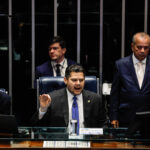 Senado aprova projeto que garante correção de tabela do IR - 07/08/2025 - Mercado