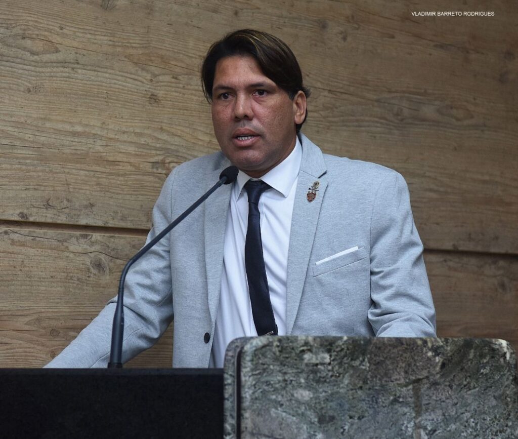 Vereador Júnior Letal solicita inclusão das costureiras de Caruaru no programa Chapéu de Palha