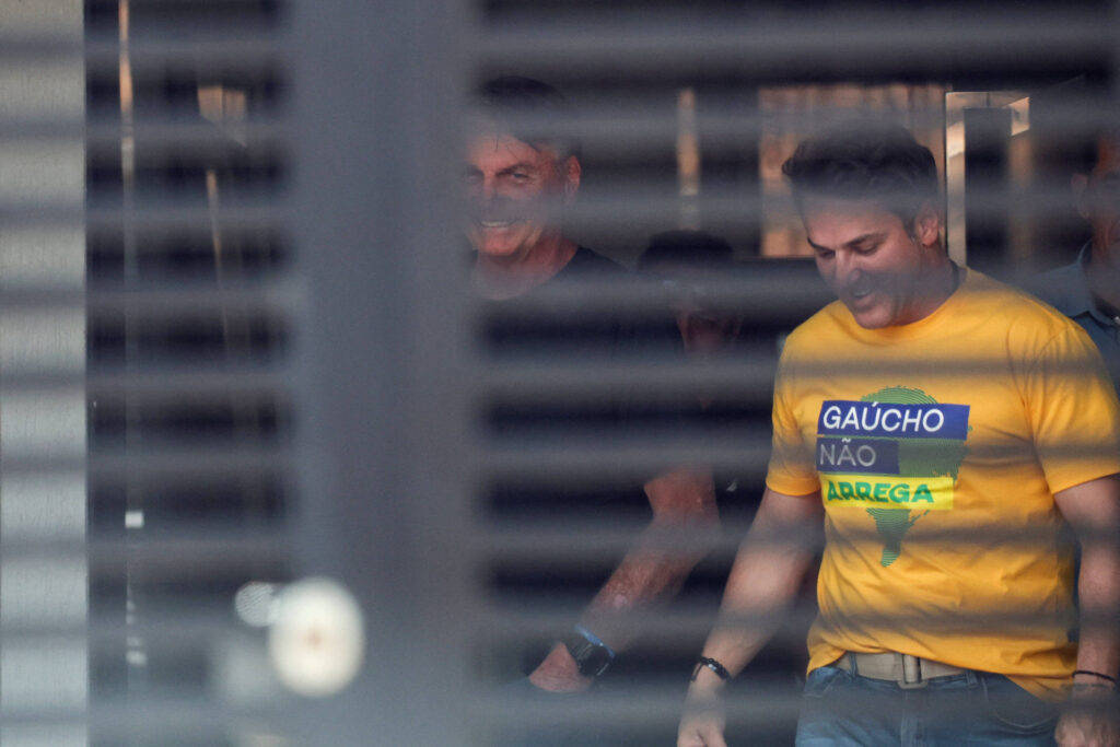 Visita de deputado a Bolsonaro gera mal-estar - 15/08/2025 - Poder
