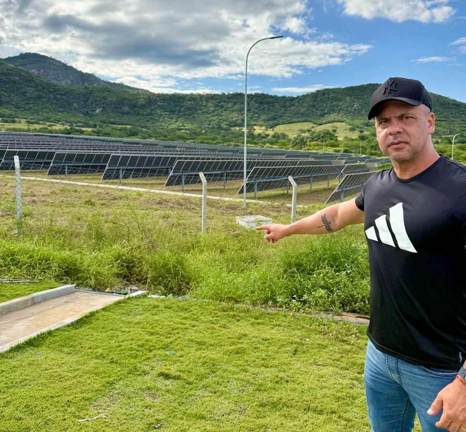 Anderson Correia solicita implantação de usina solar para abastecer prédios públicos de Caruaru e reduzir custos com energia elétrica