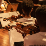 Aulas gratuitas de música são oferecidas no Complexo da Maré