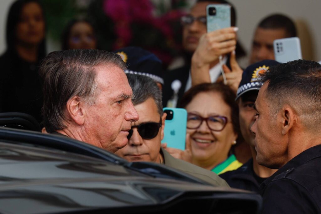 Bolsonaro sai de casa com escolta policial para exames - 14/09/2025 - Poder
