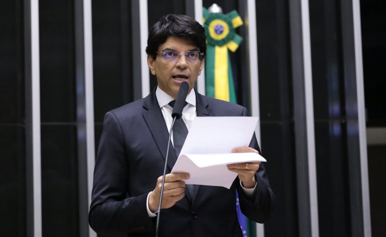 Câmara aprova em 1º turno PEC protege deputados e senadores na Justiça