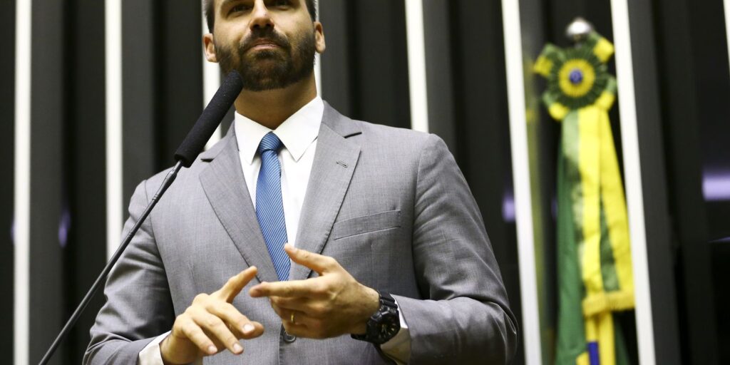 Câmara deve ser comunicada sobre denúncia contra Eduardo Bolsonaro