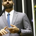 Câmara deve ser comunicada sobre denúncia contra Eduardo Bolsonaro