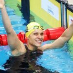 Carol Santiago é tricampeã mundial dos 100m costas em Singapura