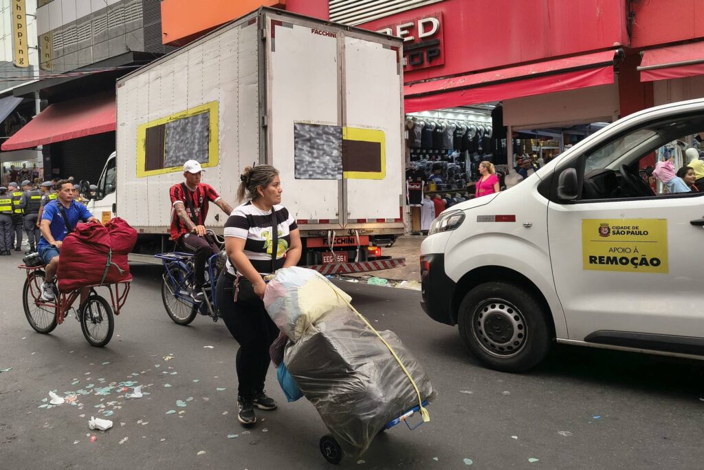 Cerco a ambulantes no Brás cria rotina de confrontos - 25/09/2025 - Cotidiano