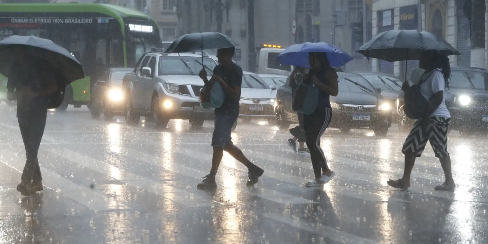 Chuvas em São Paulo deixam feridos e suspendem operação de montadora