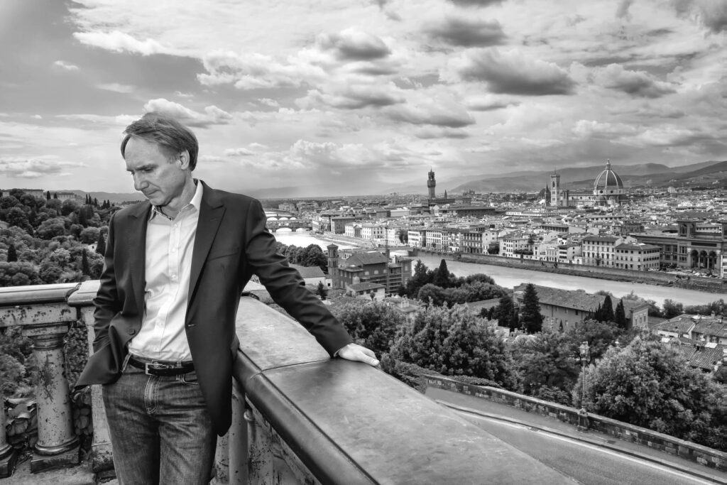 Dan Brown diz ser como Taylor Swift ao publicar novo livro - 09/09/2025 - Ilustrada