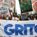 Desfile e protesto tomam as ruas do centro do Rio de Janeiro