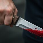 Homem destrói carro, corta sofá e ataca companheira com faca