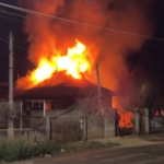 Incêndio deixa casa de madeira completamente destruída em Rolândia