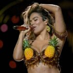 Karol G canta música em português em jogo da NFL - 05/09/2025 - Ilustrada