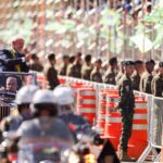 Lula e ministros acompanham desfile; público entoa "sem anistia"