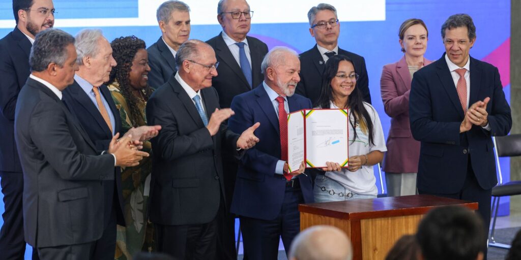 Lula sanciona lei contra adultização de crianças nas redes