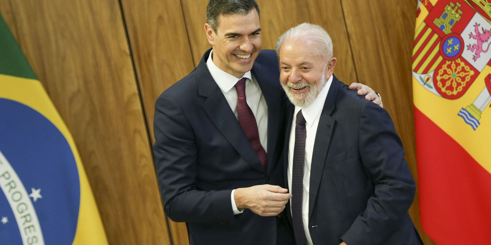 Lula tem conversas telefônica com presidente espanhol e emir do Catar