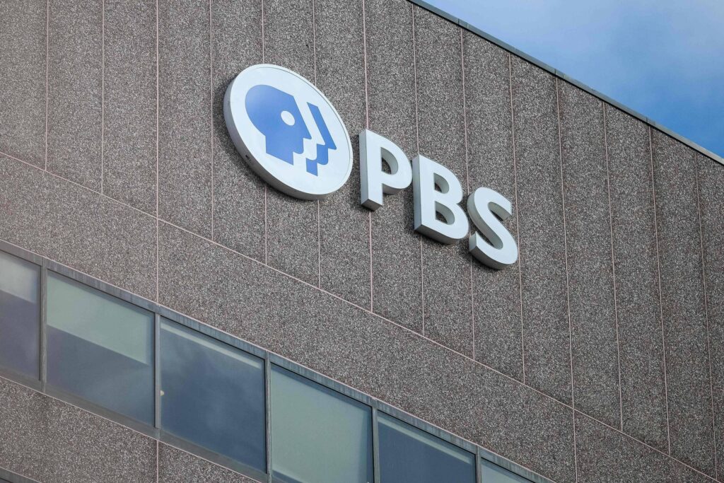 PBS demite 100 funcionários após corte de verba federal - 04/09/2025 - Mundo