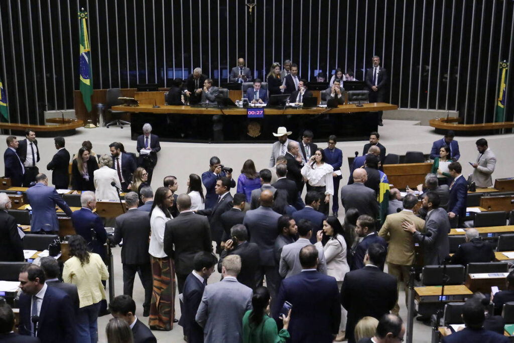 PEC da Blindagem: votação secreta é derrubada - 17/09/2025 - Poder