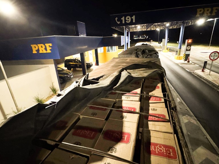 PRF apreende 1,1 milhão de maços de cigarros contrabandeados no PR