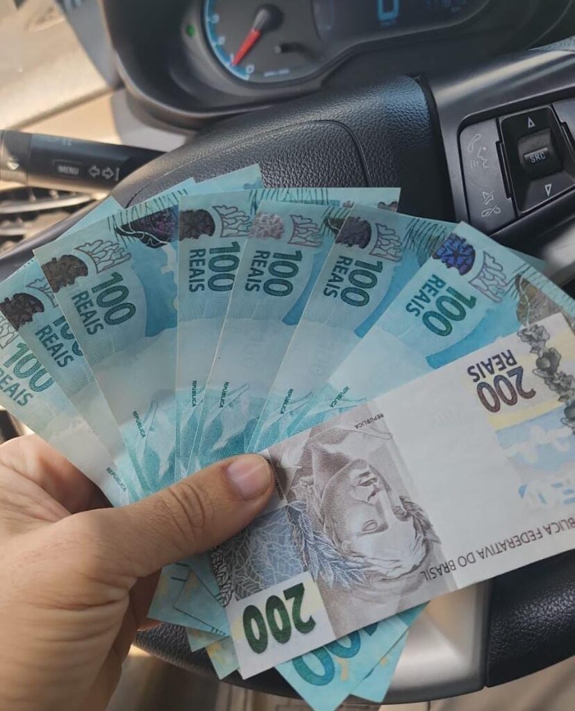 PRF apreende em Caruaru homem e adolescente com R$ 1,3 mil em notas falsas