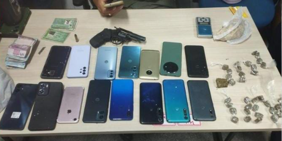 Polícia Militar prende trio com drogas e celulares no Vassoural, em Caruaru