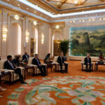 Premiê chinês recebe deputados dos EUA em visita à China - 22/09/2025 - Mercado