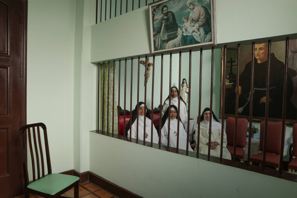 Religiosas vivem entre clausura e conectividade em SP - 27/09/2025 - Cotidiano