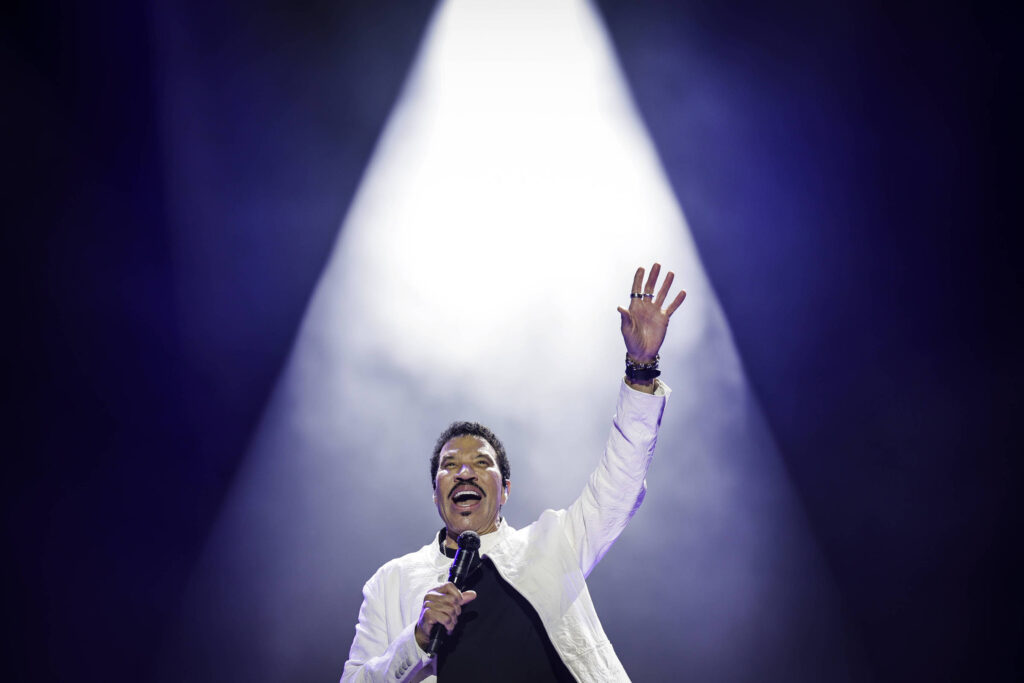 The Town: Lionel Richie embala casais, emociona solteiros - 13/09/2025 - Ilustrada