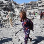 Palestinos recuperam itens dos escombros da torre al-Ghafari, destruída por ataques israelenses na Cidade de Gaza em 15 de setembro de 2025