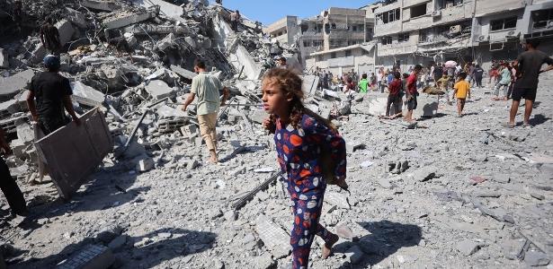 Palestinos recuperam itens dos escombros da torre al-Ghafari, destruída por ataques israelenses na Cidade de Gaza em 15 de setembro de 2025