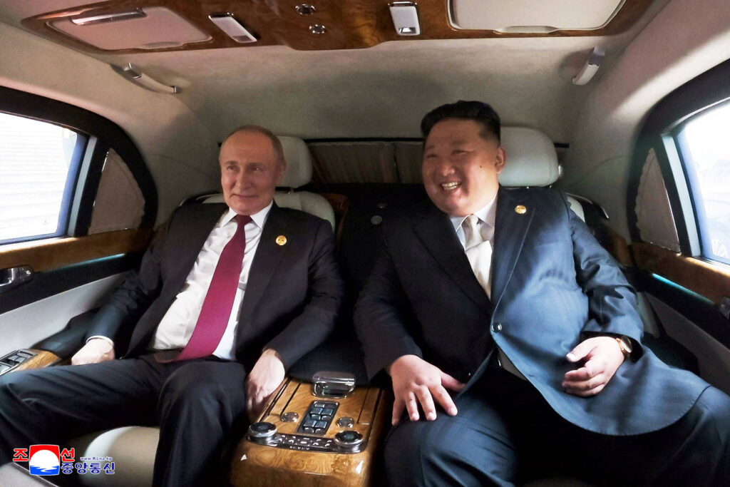 Vídeo mostra Putin e Kim Jong-un em passeio de limusine - 07/09/2025 - Mundo
