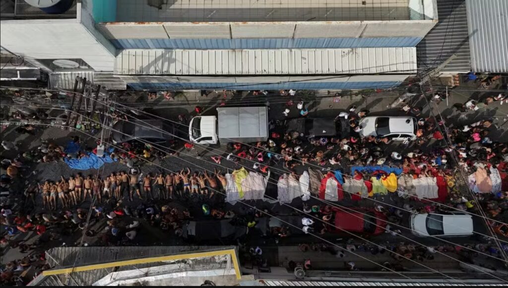 64 corpos são levados para praça após operação na Penha; número de mortos chega a 128