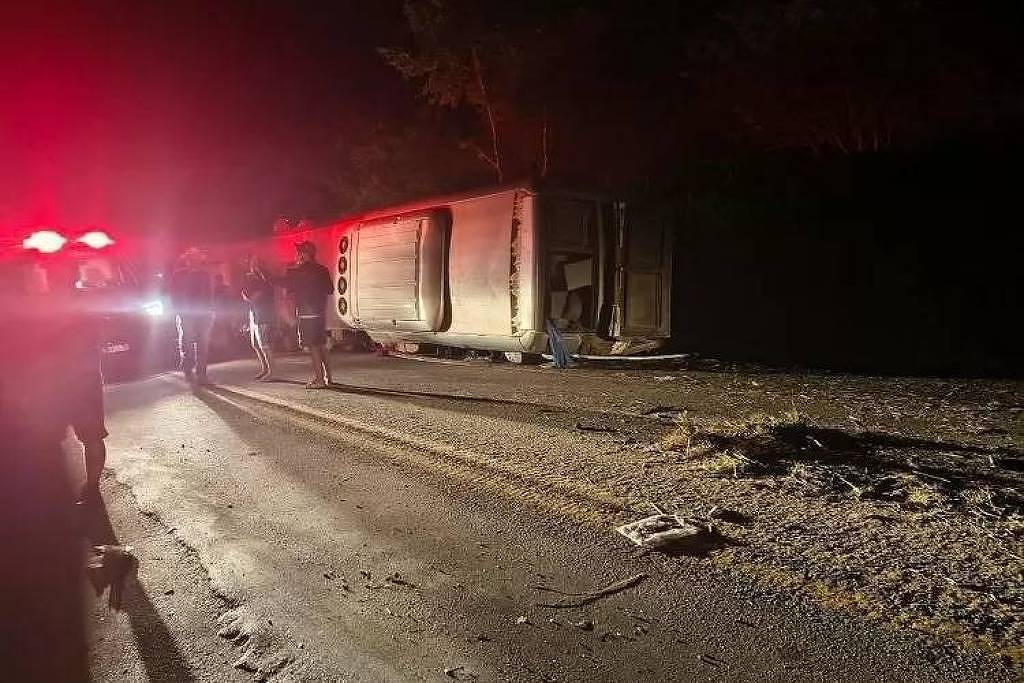 Acidente com ônibus deixa mortos no Agreste de PE - 18/10/2025 - Cotidiano