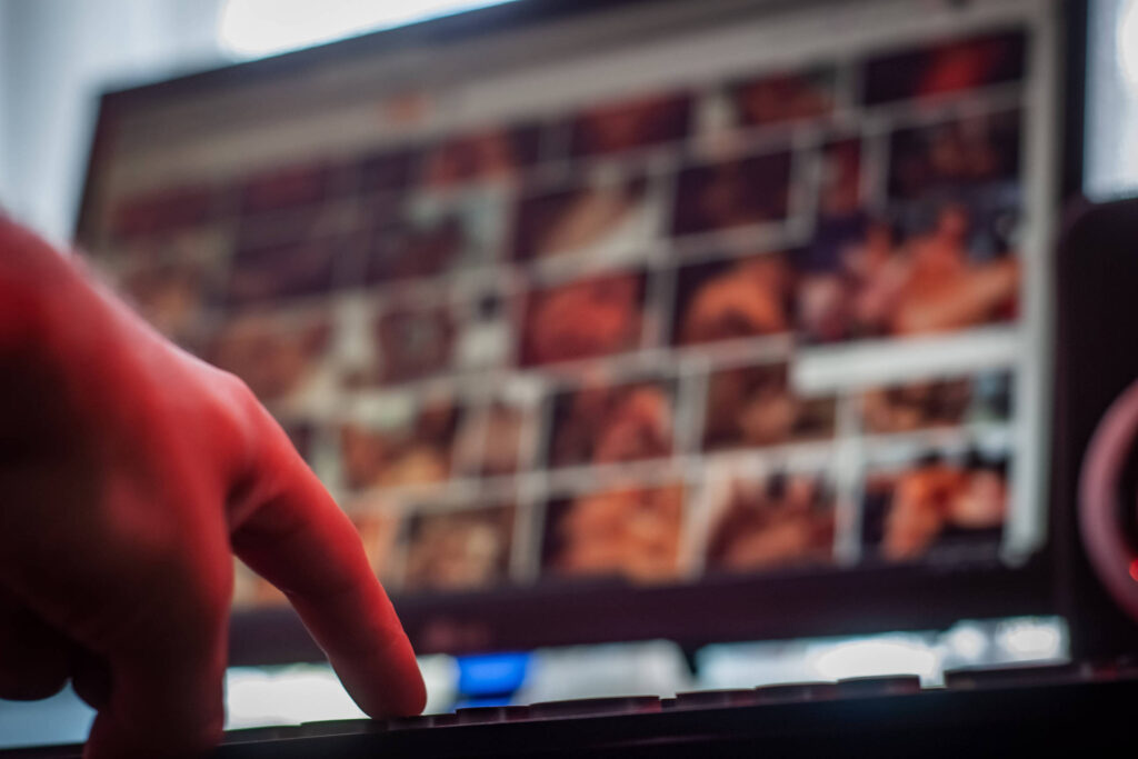 Alunas têm deepfake vazada em site pornô em SP - 22/10/2025 - Cotidiano