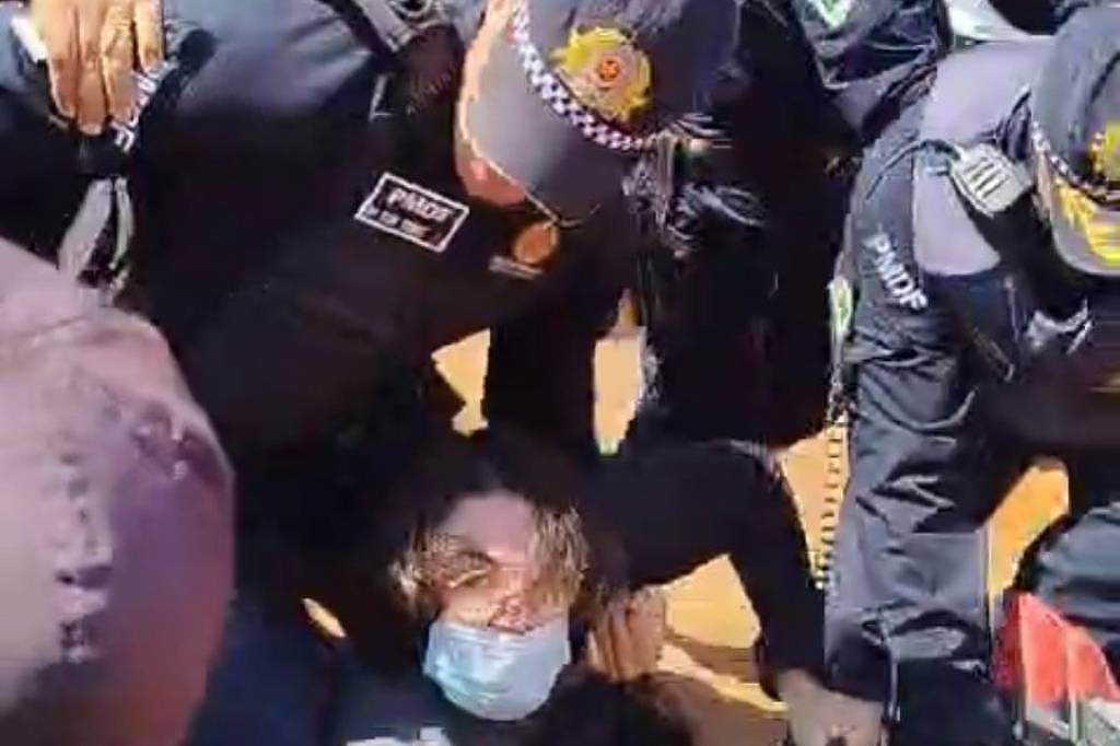 Ato pró-Palestina: PM lança gás de pimenta; veja vídeo - 07/10/2025 - Mundo