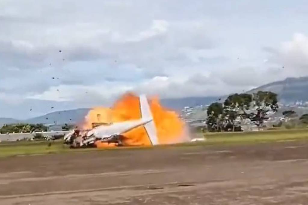 Avião cai durante decolagem na Venezuela e deixa dois mortos - 23/10/2025 - Mundo