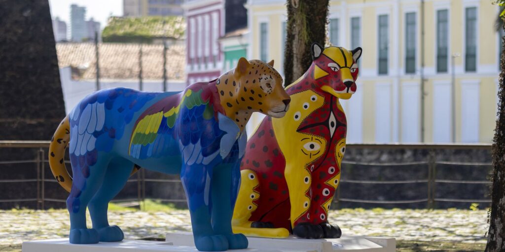 Belém vira galeria a céu aberto com estátuas de onças coloridas