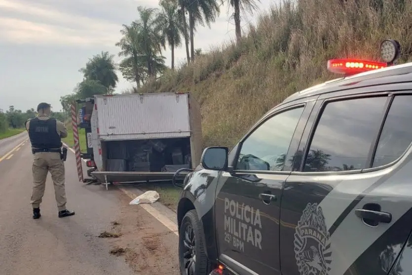Caminhão carregado com cigarros é encontrado tombado no PR