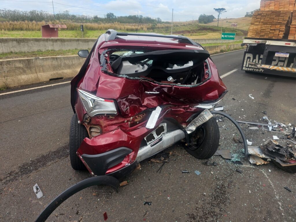 Colisão envolvendo três veículos em Califórnia deixa mulher ferida