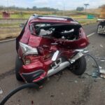 Colisão envolvendo três veículos em Califórnia deixa mulher ferida