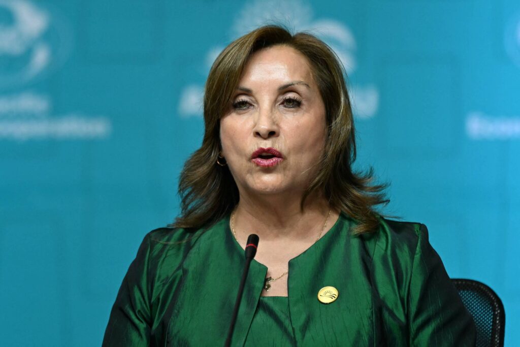 Congresso aprova monções que podem afastar a presidente - 10/10/2025 - Mundo