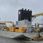 Draga chega a SC para obra na baía da Babitonga - 06/10/2025 - Mercado