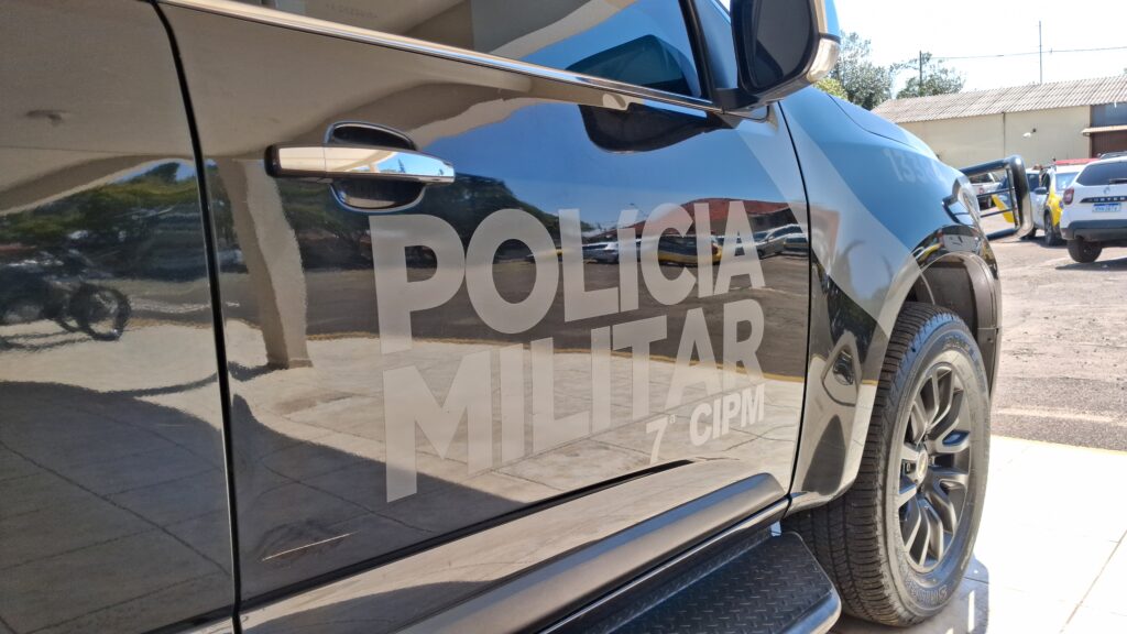 Dupla armada invade casa e rouba carro de luxo em Arapongas