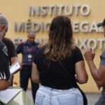 Famílias se cadastram para reconhecer corpos no IML do Rio