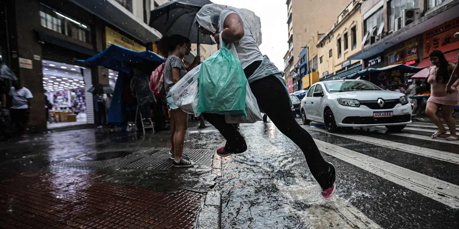 Frente fria muda o tempo e favorece chuvas no estado de São Paulo