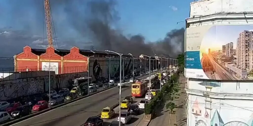 Incêndio atinge barracão de escola de samba na zona portuária do Rio