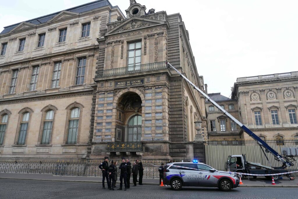 Ladrões invadem Louvre e levam joias - 19/10/2025 - Mundo
