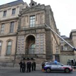 Ladrões invadem Louvre e levam joias - 19/10/2025 - Mundo