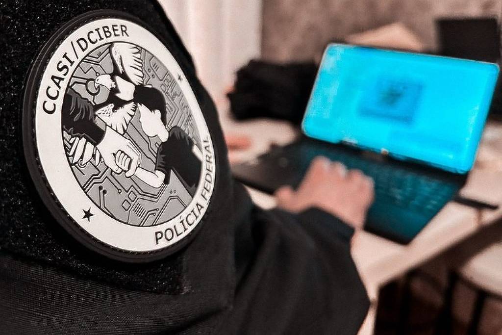 Mãe suspeita de matar cinco filhos é extraditada para MG - 24/10/2025 - Cotidiano