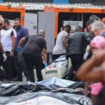 Moradores retiram cerca de 50 corpos em área de mata após operação